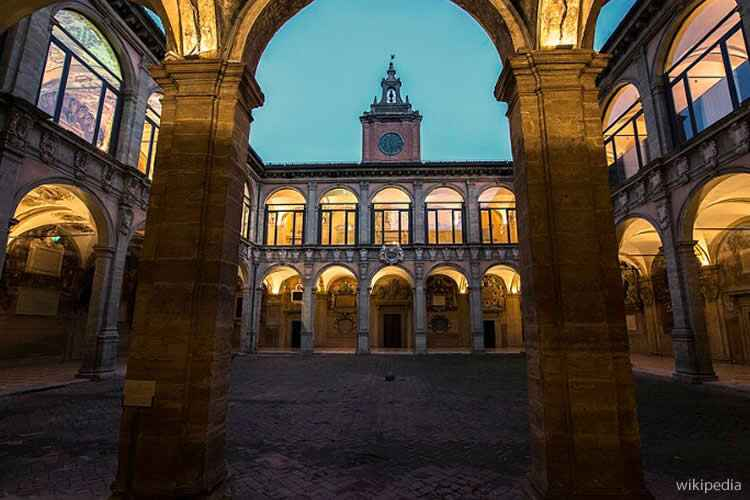 Author: Wwikiwalter File:Archiginnasio ora blu Bologna.jpg